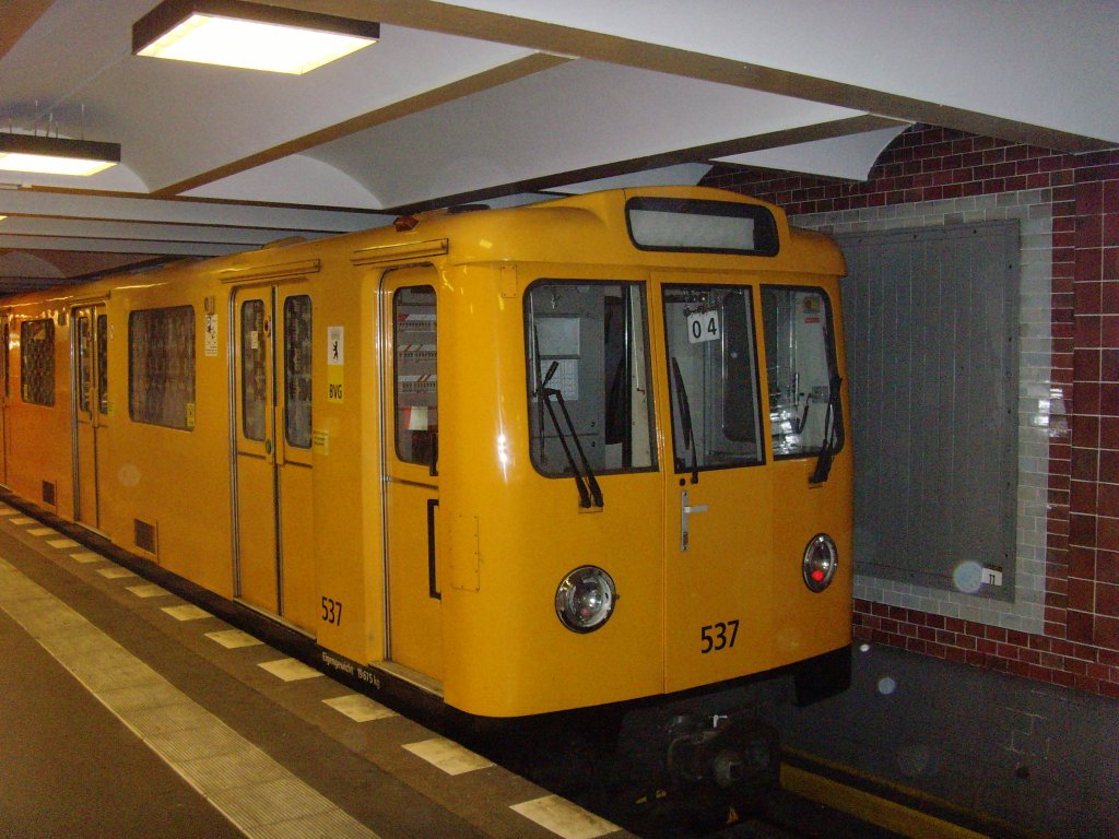  Tw 531 im Kurzzug auf der U4 , Berlin 6.9.2010