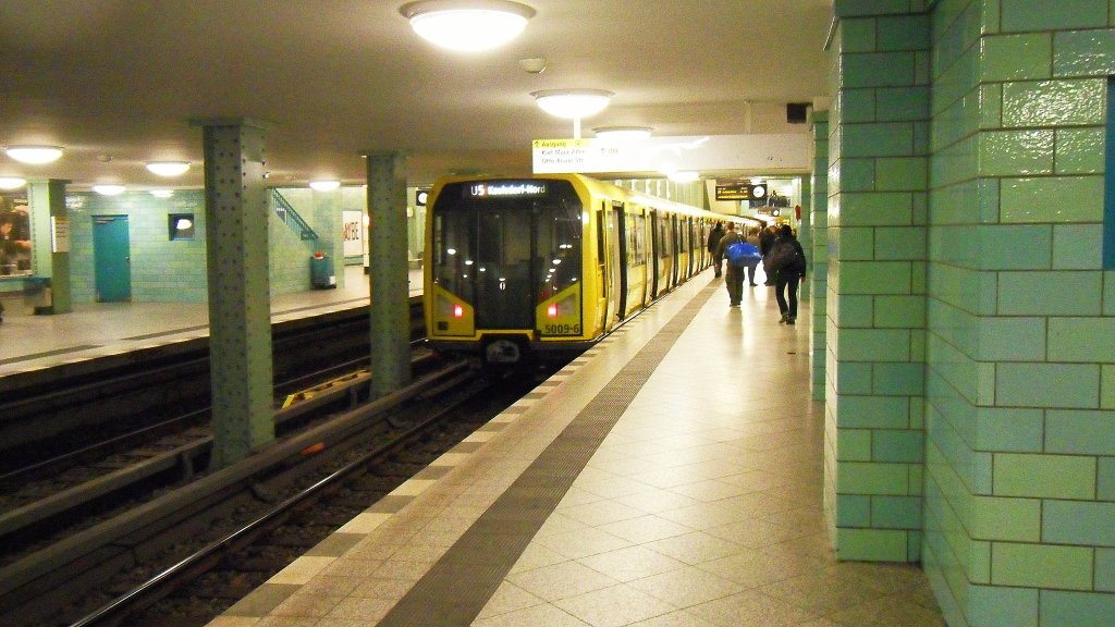 Abfahrbereiter H-Zug auf der U 5 Alexanderplatz 2011