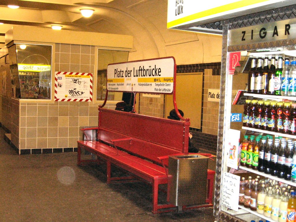 Bahnsteig U-Bhf Platz der Luftbrcke, U 6 Berlin 2007