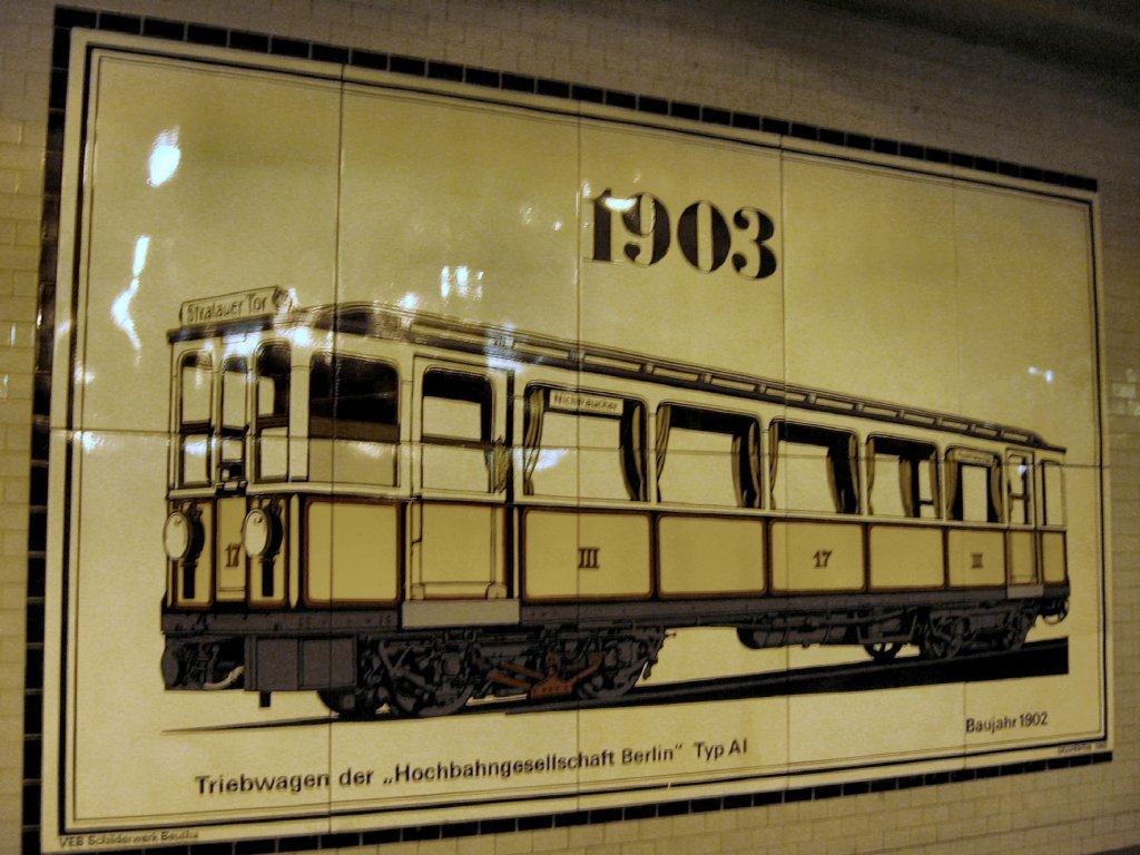 Bhf Klosterstrasse mit Wandmotiven, hier U-Bahnwagen 1903