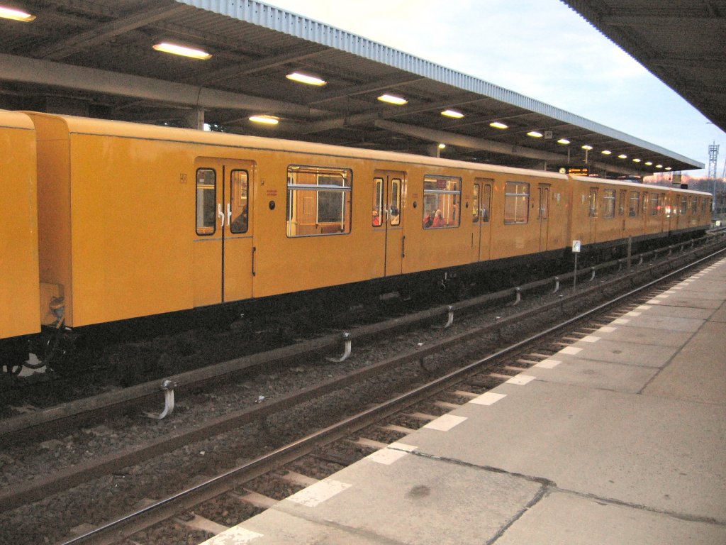 EIII-Zug in Biesdorf Sd an der U5, Berlin 17.12.2006
