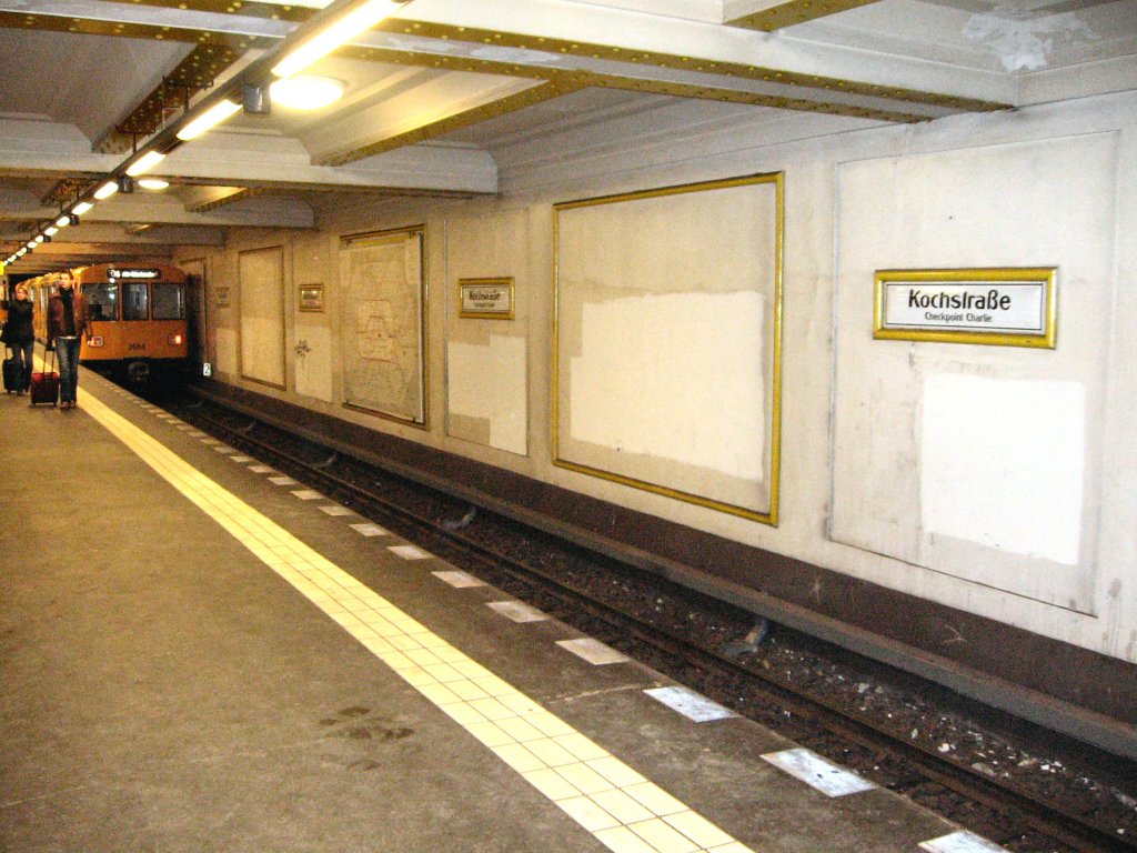 Einfahrt in den U-Bahnhof Kochstrasse, U6 Berlin 2007