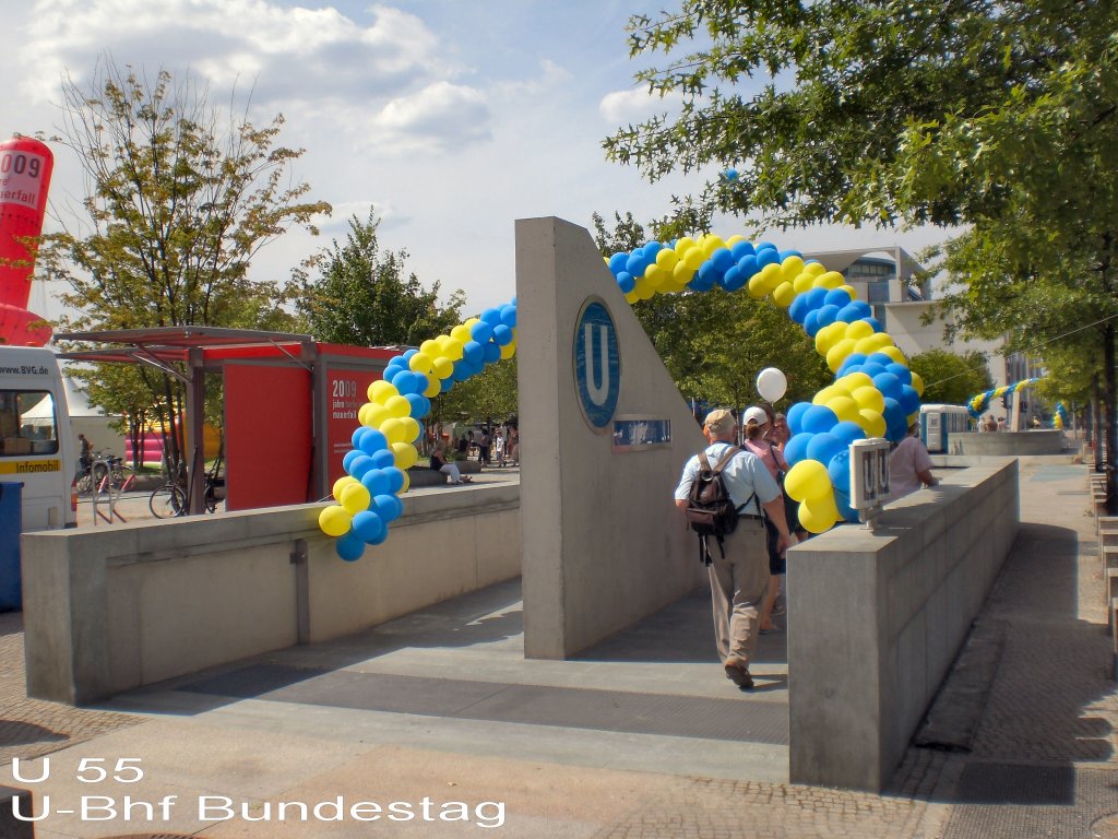 Eingang zum U-Bhf Bundestag am Erffnungstag, U 55 Berlin 2009