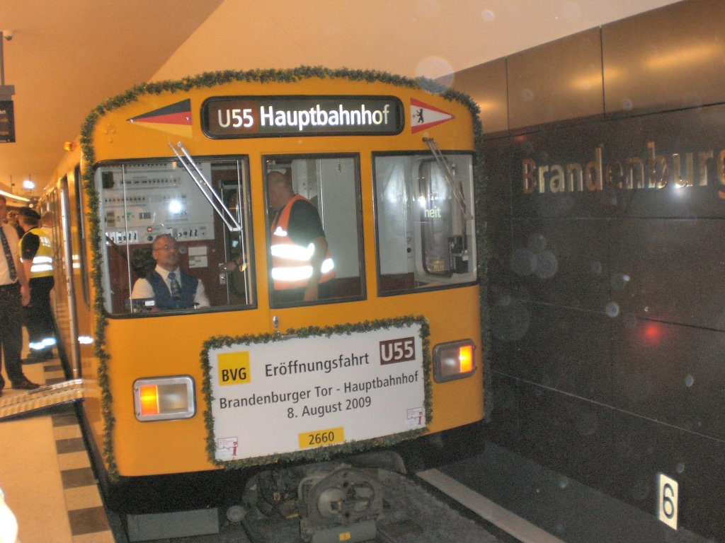 ERffnungszug im U-Bhf Brandenburger Tor, Berlin 2009