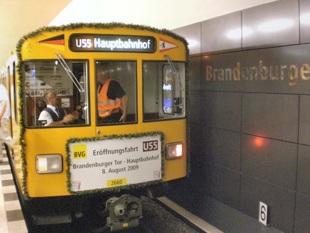 Erffnungszug im U-Bhf Brandenburger Tor der neuen U55, Berlin 2009