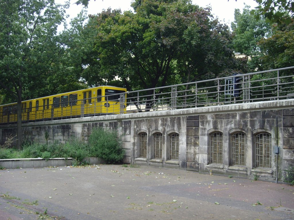 G-Zug auf der Rampe am U-Bhf Nollendorfplatz