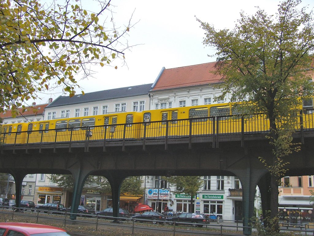 G-Zug in der Schnhuser Allee (Hochbahnstrecke der U2), Berlin 2009