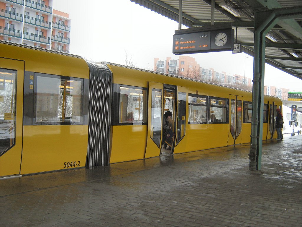 Groprofilzug typ H auf der Hochbahnstrecke der U5, Berlin 2009