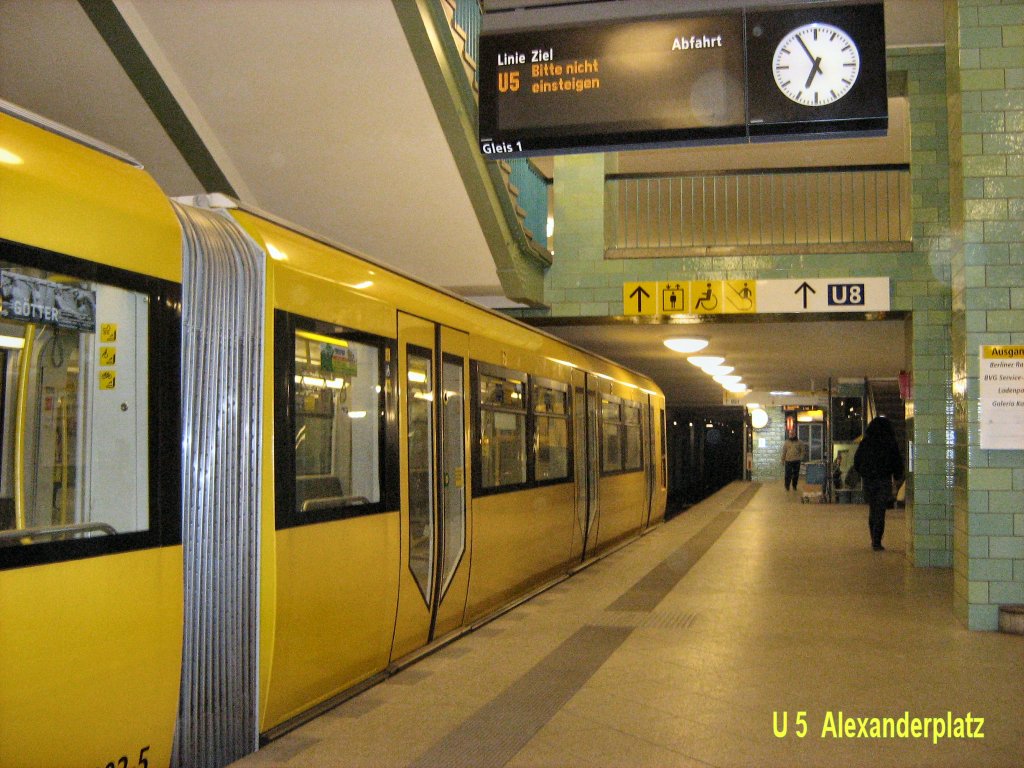 H-Zug im U-Bahnhof Alexanderplatz, U 5 Berlin 2009