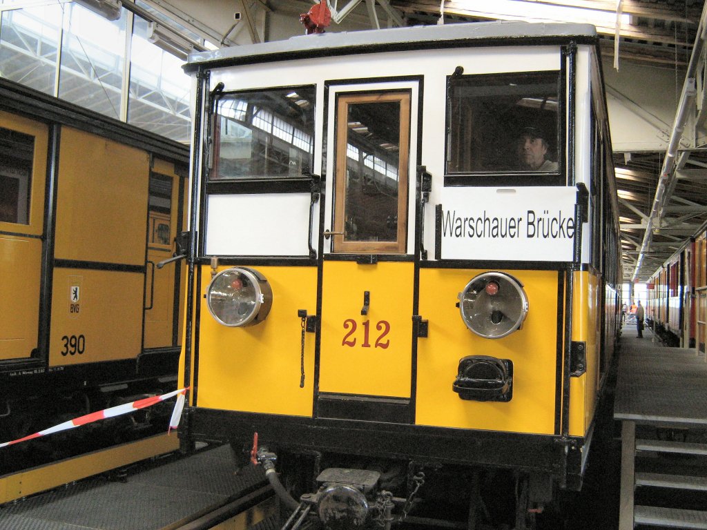 Hist. U-Bahnwagen 212 in der Wagenhalle Warschauer Strasse, Berlin Tag des offenen Denkmals 9.9.2007