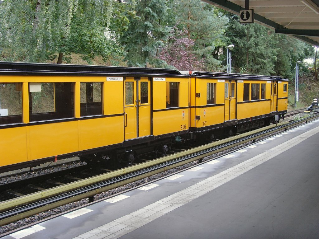 Hist. U-Bahnwagen im Bhf Krumme Lanke, Berlin 2009
