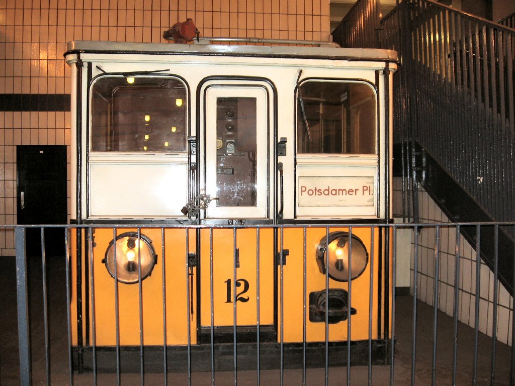 Hist. U-Bahnwagen (Kopf) aufgestellt im U-Bhf Klosterstrasse, U 2 Berlin 2005