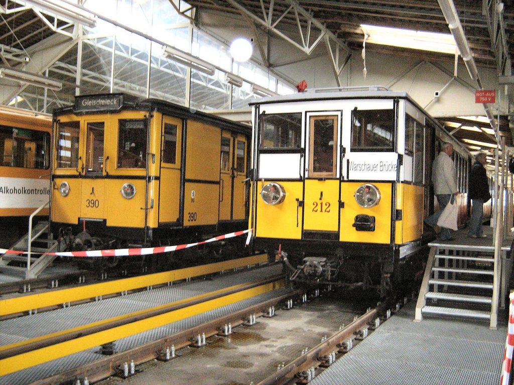 Hist. U-Bahnwagen in der Wagenhalle