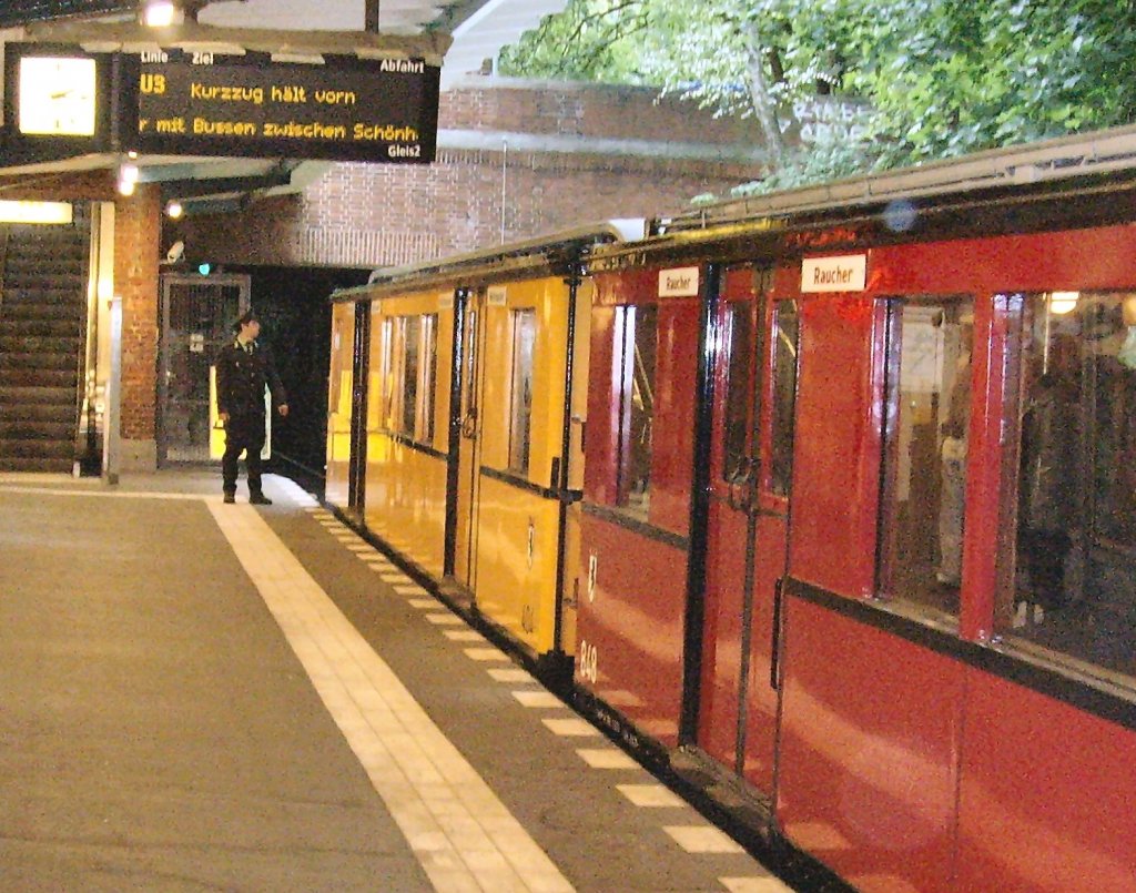 Hist. U-Bahnzug am Bahnsteig Bhf Oskar-Helene-Strasse, U 3 Berlin 2009