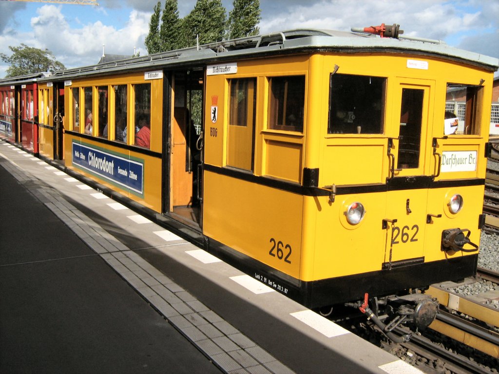 Hist. U-Bahnzug im Bhf Warschauer Brcke (Strasse)