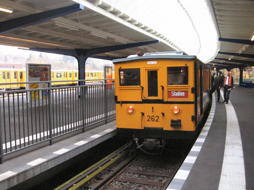 Hist. U-Bahnzug im Olympiastation, 19.11.2006