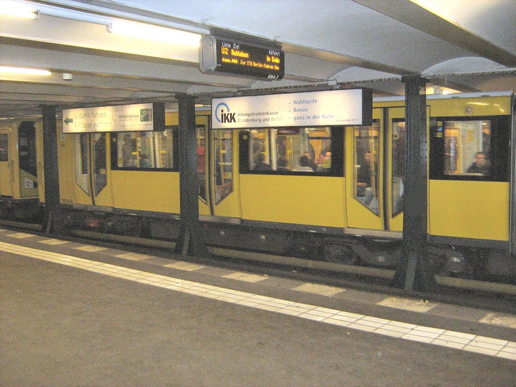 HK-ZUg der Linie U2 im U-Bhf Wittenbergplatz, 2009