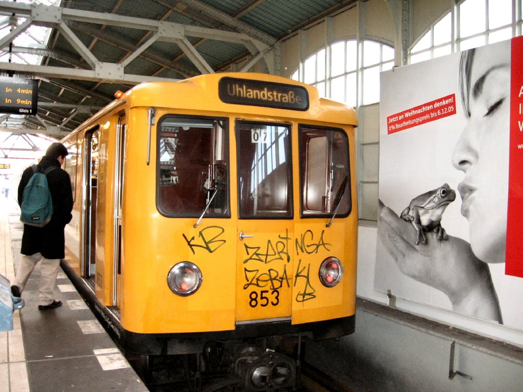 Im U-Bahnzug Warschauer Strasse (Brcke), U 1 Berlin 2005 mit Kleinprofilzug 853