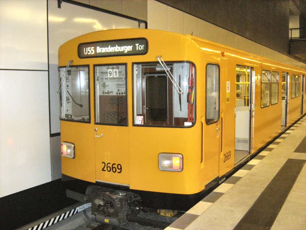 Im U-Bhf Hauptbahnhof mit Zug 2669, U 55 Berlin 2009