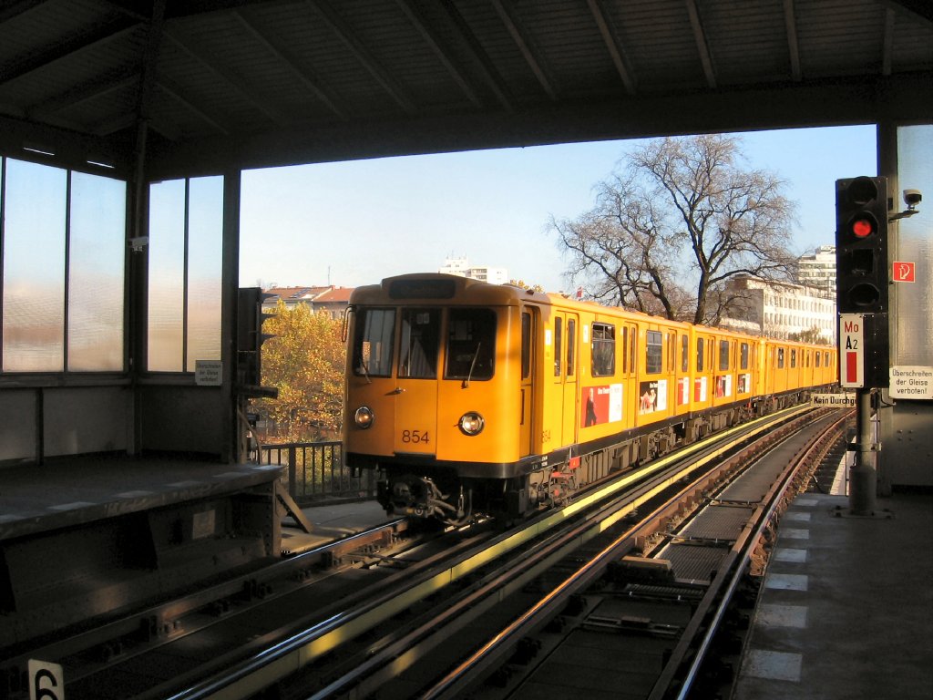 Kleinprofilzug 854 im Jahr 2005 auf der U1, Berlin