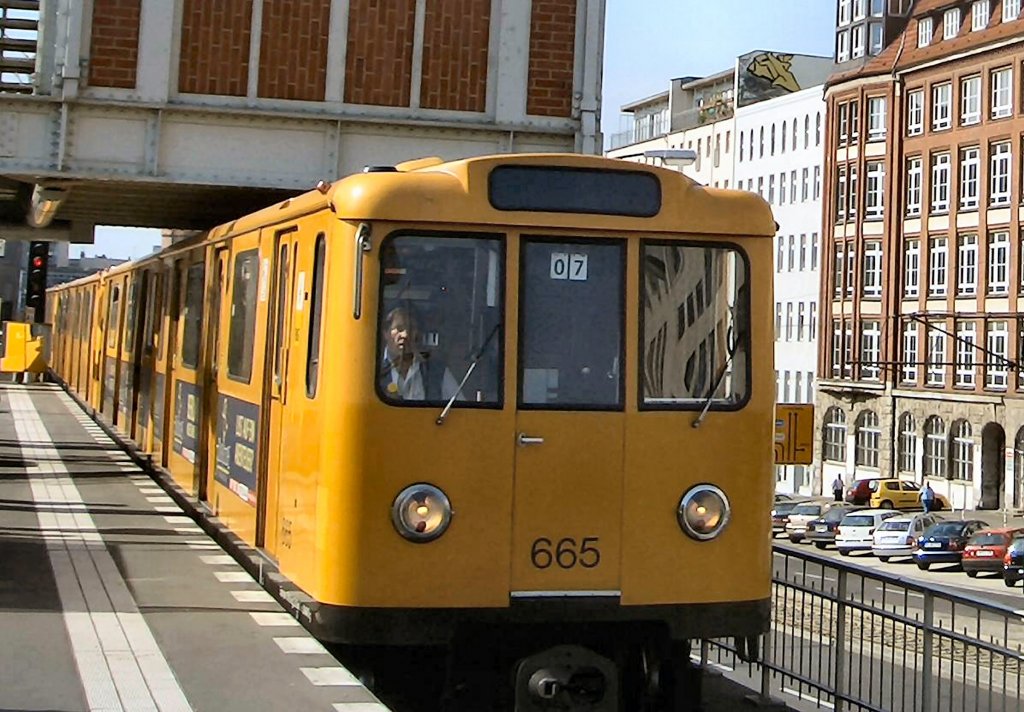 Kleinprofilzug mit  Wagen 665 im U-Bhf Warschauer Strasse (Brcke), 