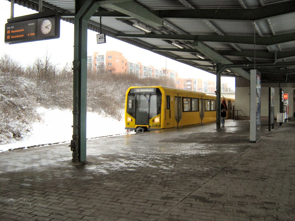 Rinfahrt H-Groprofilzug Typ H in den Bahnhof Louis-Lewin-Str., O5 Berlin 2009