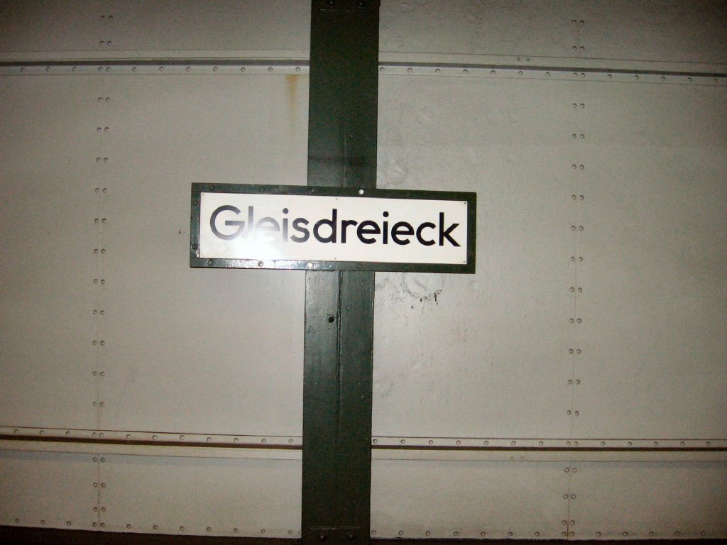 Stationsschild Gleisdreieck, Berlin 2005