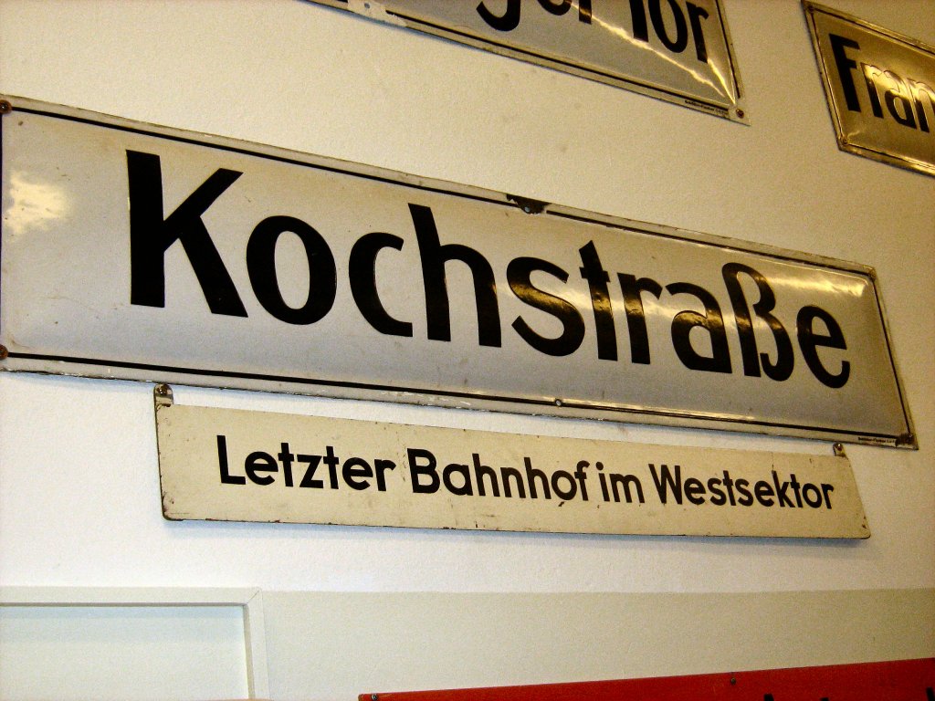 Stationsschild in der Wagenhalle Warschauer Strasse, Berlin Tag der offenen Tr am 9.9.2007