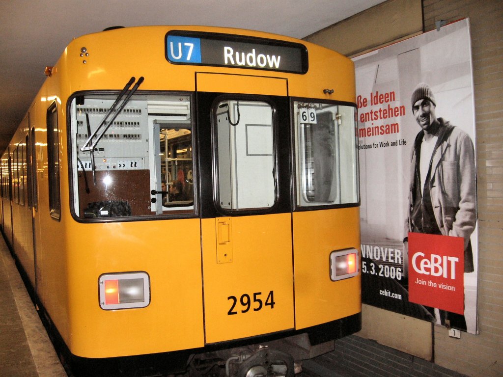 U-Bahn nach Rudow im U-Bhf Parchimer Allee, U 7 Berlin 2006