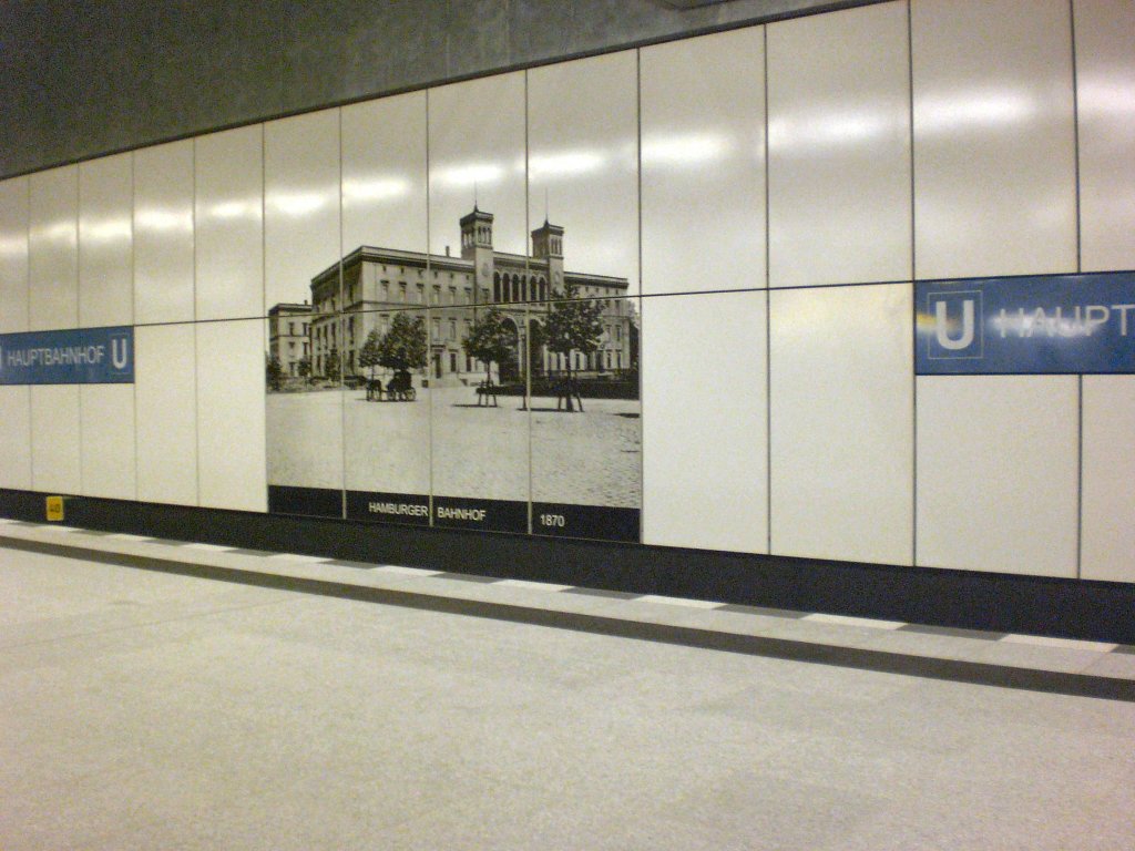 U-Bahnhof Hauptbahnhof mit Wandfoto Hamburger Bahnhof, U 55 Berlin 2009
