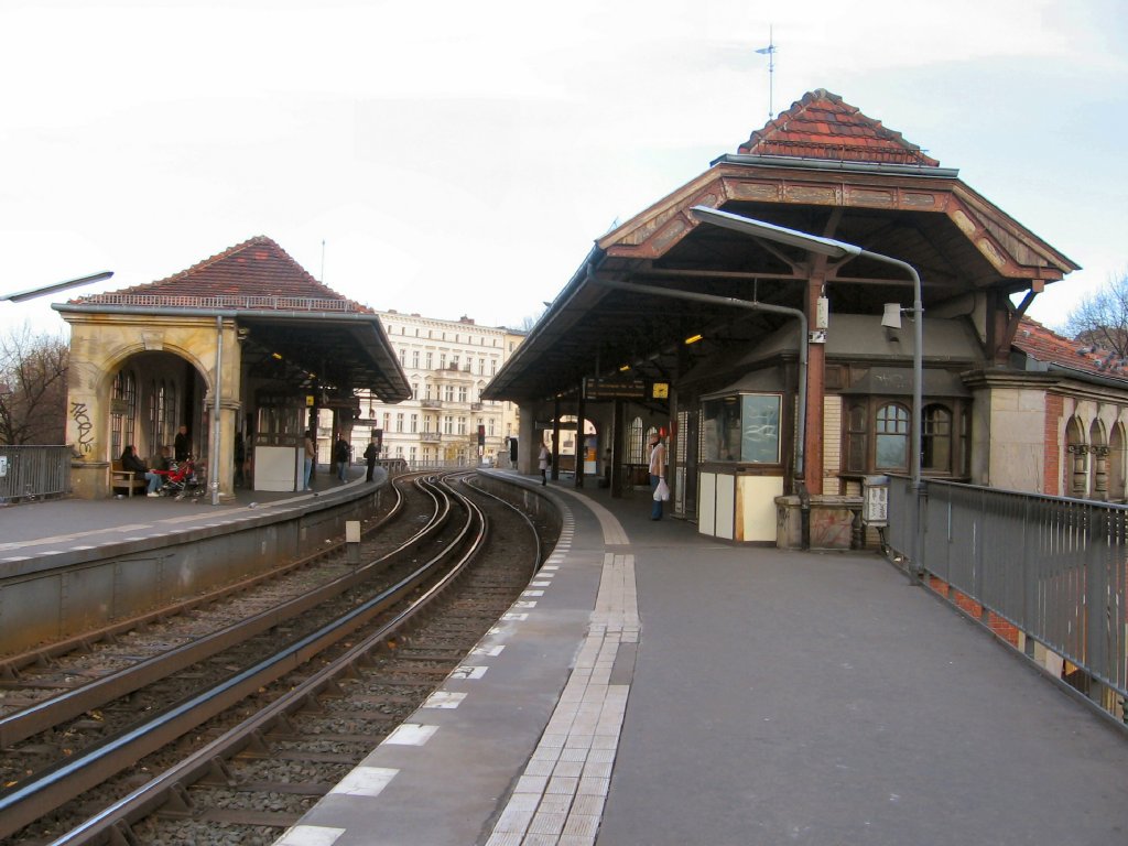 U-Bahnhof Schlesisches Tor auf der U 1 im Jahr 2005