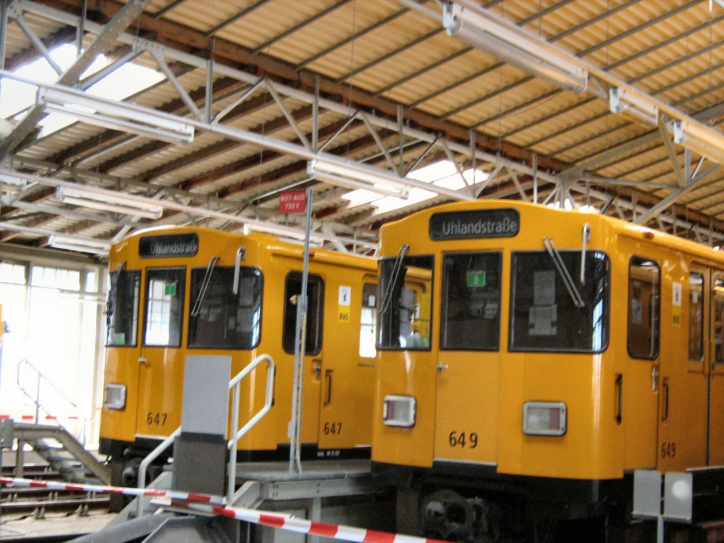 U-Bahnwagen 647 und 649 in der Wagenhalle Warschauer Strasse, Tag des offenen Denkmals in Berlin am 9.9.2007