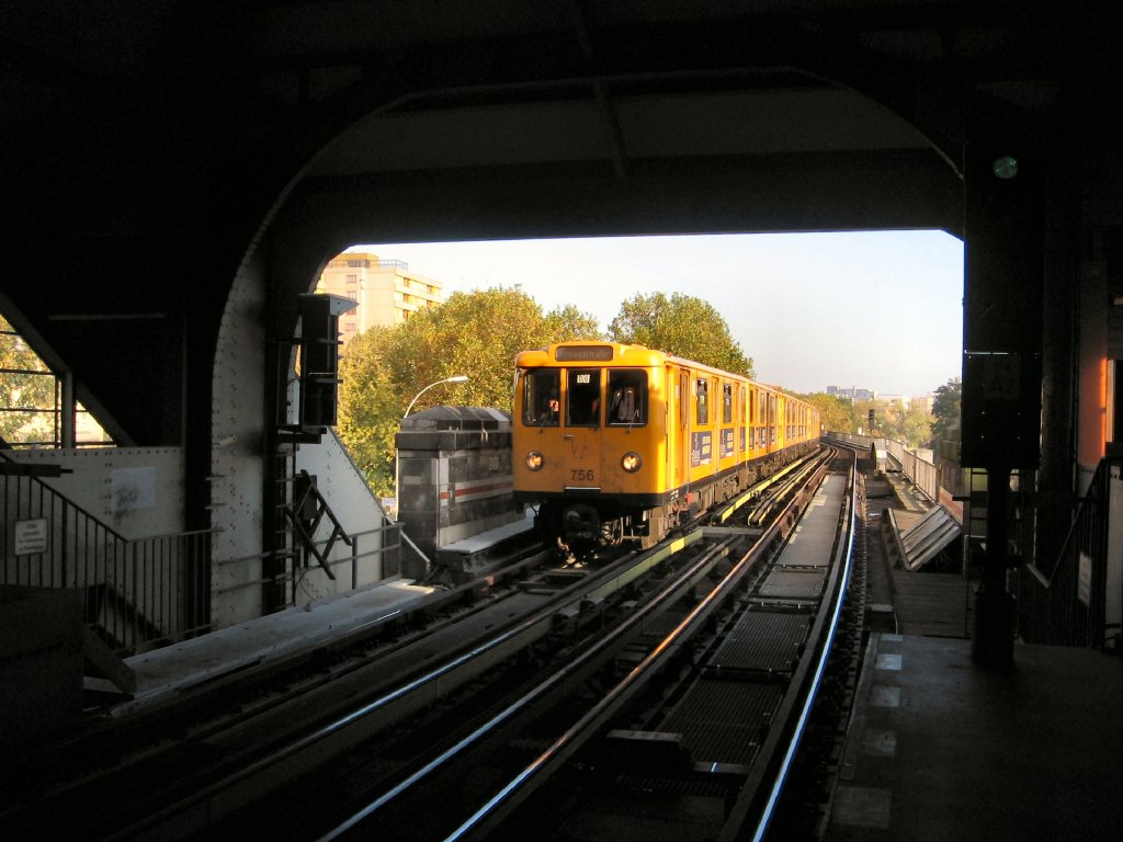 U-Bahnzug auf der Hochbahnstrecke der U1 im Jahr 2005