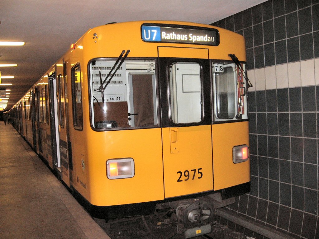 U-Bahnzug nach rathaus Spandau 2006