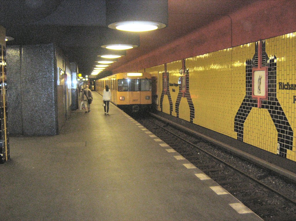 U-Bahnzug im U-Bhf Richard-Wagber-Platz, U 7 Berlin 2009
