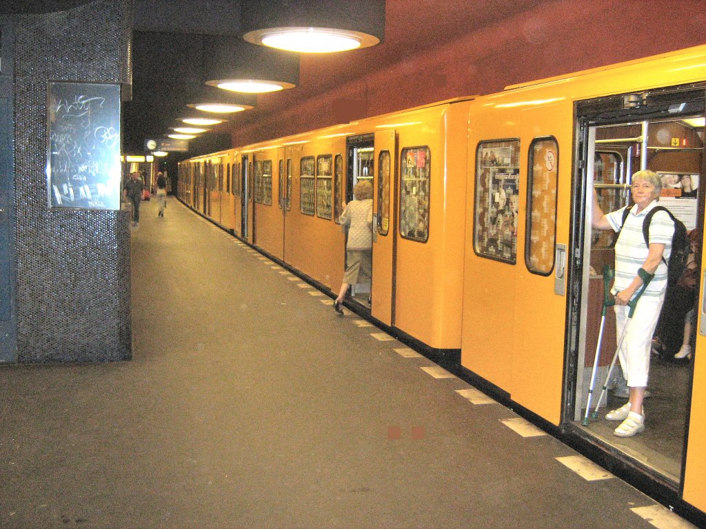 U-Bahnzug im U-Bhf Richard-Wagner-Platz, U 7 Berlin 2009