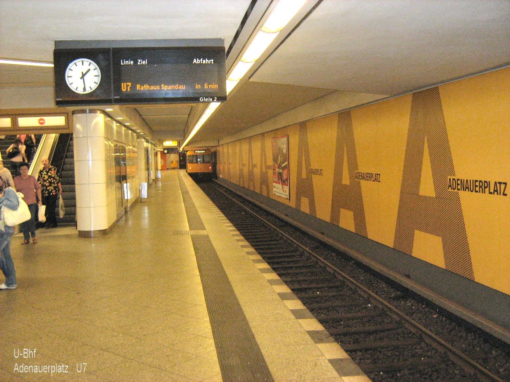 U-Bhf Adenauerplatz der U7 mit Groprofilzug, 2009