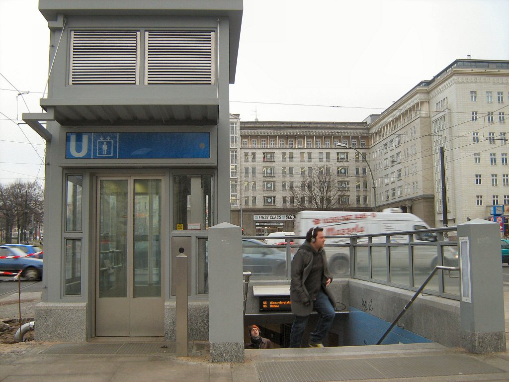 U-Bhf Frankfurter Tor der U5, Eingang mit Fahrstuhl, Berlin 2009