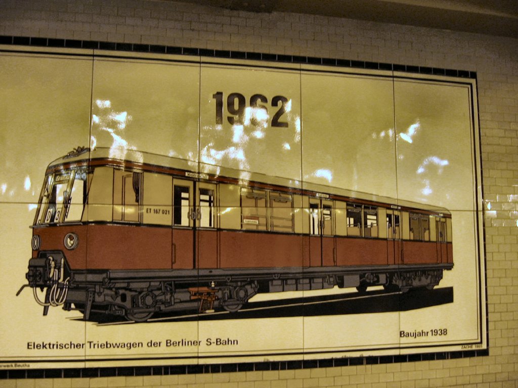 U-Bhf Klosterstrasse mit Wandbild S-Bahnwagen
