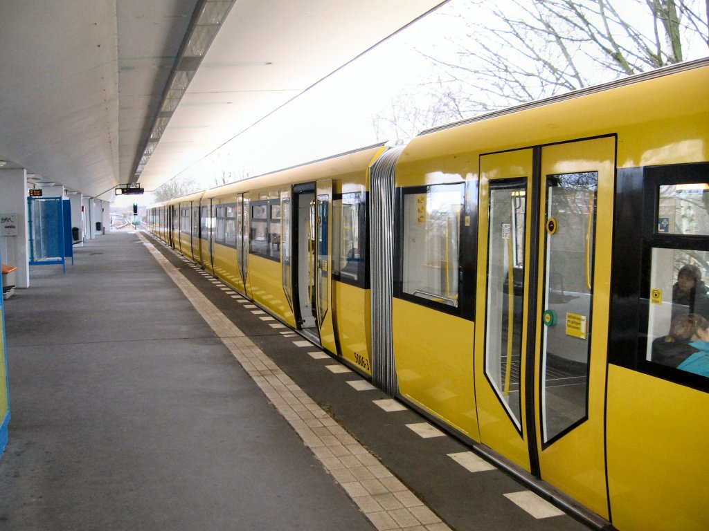 Ubahnzug Typ H  auf der U 6 jm UBhf Osisstrasse, Berlin 2007