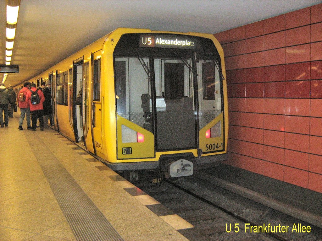Zug der U 5 im Bhf Frankfurter Allee, U 5 Berlin 2009