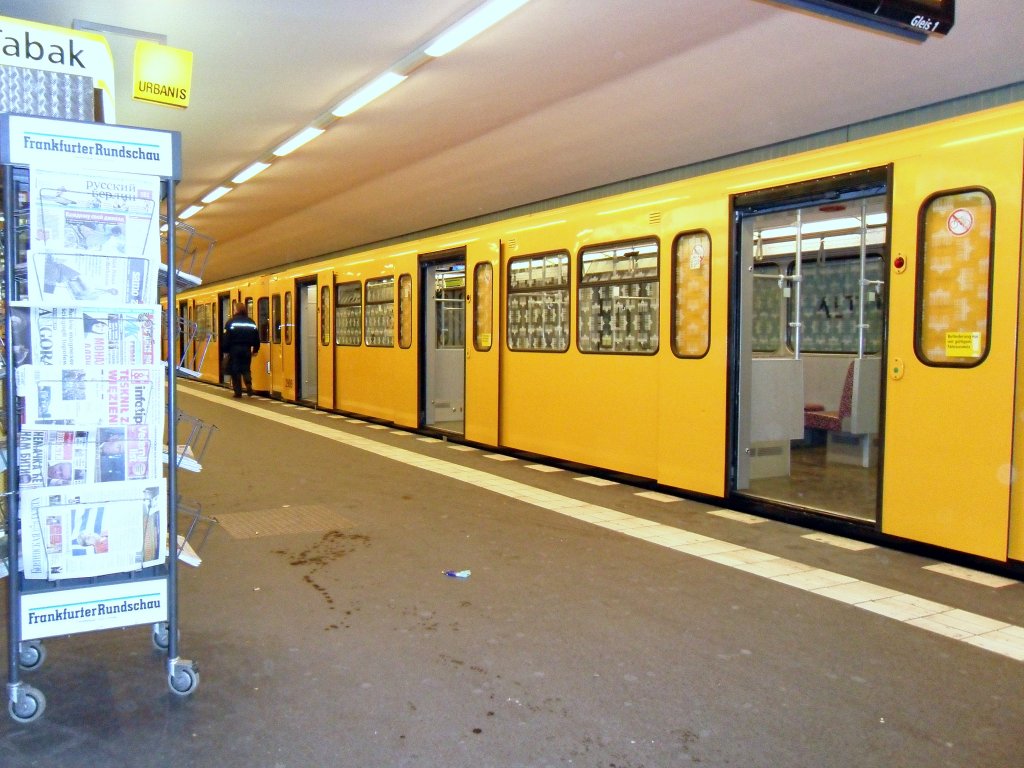 Zug der U 6 im Endbahnhof Alt-Tegel, Berlin 2010