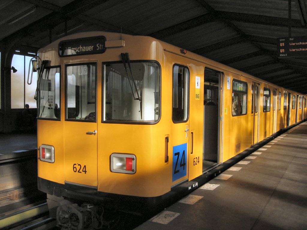 Zug der U1 im U-Bhf Mckernbrcke, U1 Berlin 2005