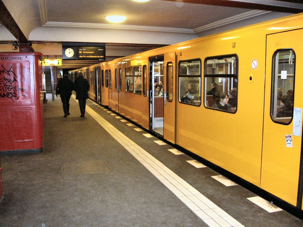 Zug der U6 im Bhf Stadtmitte, U 6 Berlin 2007