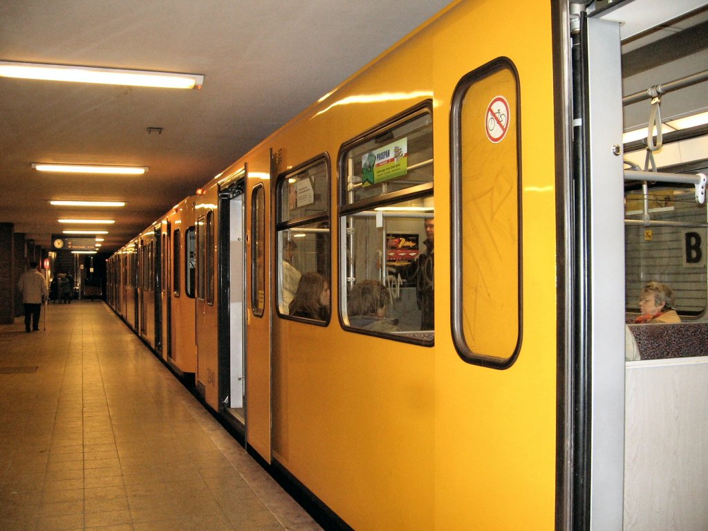 Zug der U7 im U-Bhf Blaschkoallee, U 7 Berlin 2006