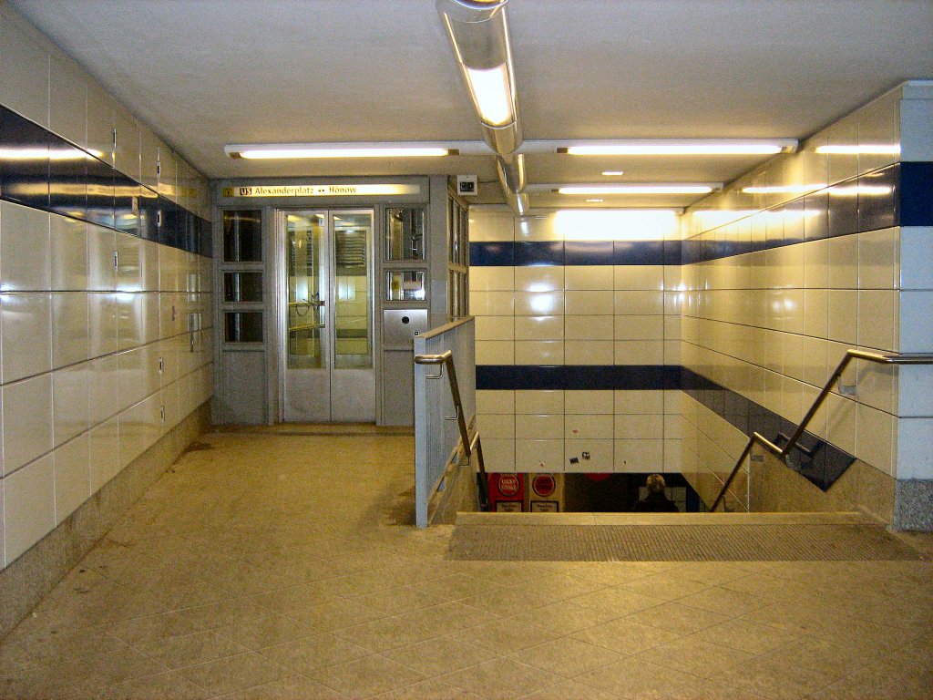 Zwischengescho U-Bhf Frankfurter Tor, Linie U5, Berlin 2009