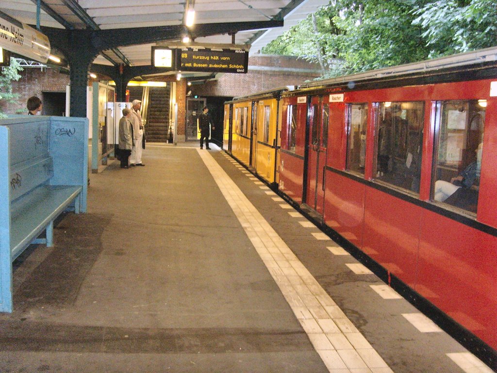 A2-Zug im Bahnhof Krumme Lanke am 13.9.2009