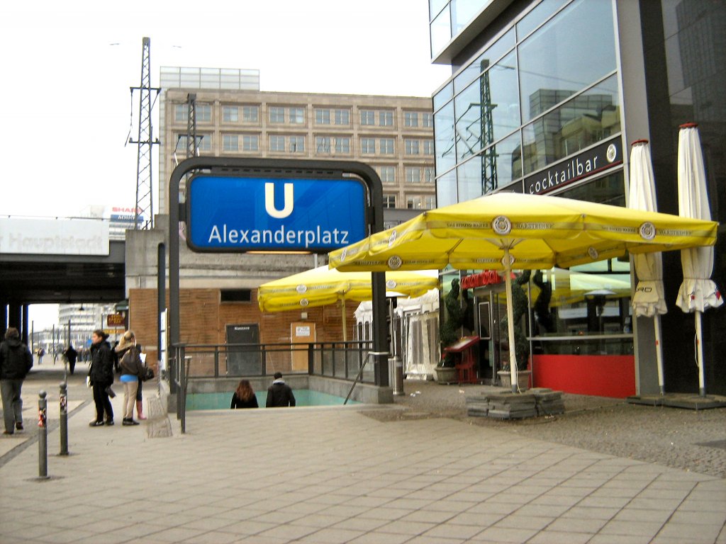 Ein Eingang zum U-Bahnhof Alexanderplatz, Berlin 2009