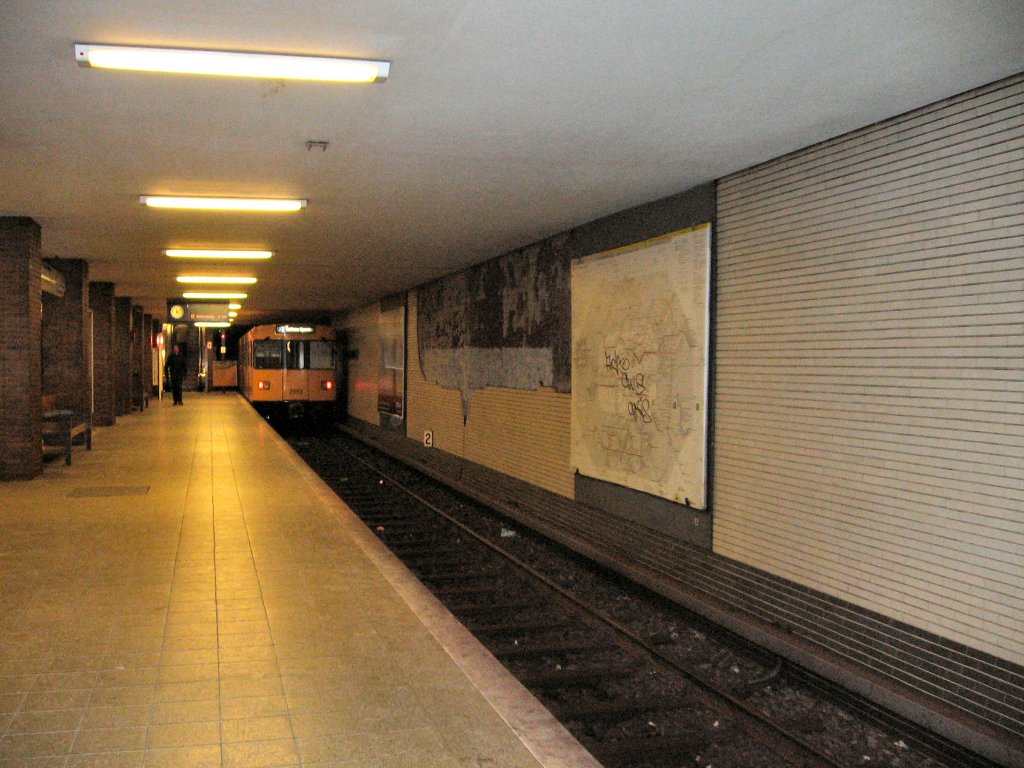Einfahrt U-Bahnzug auf der U7 am 2.3.2006
