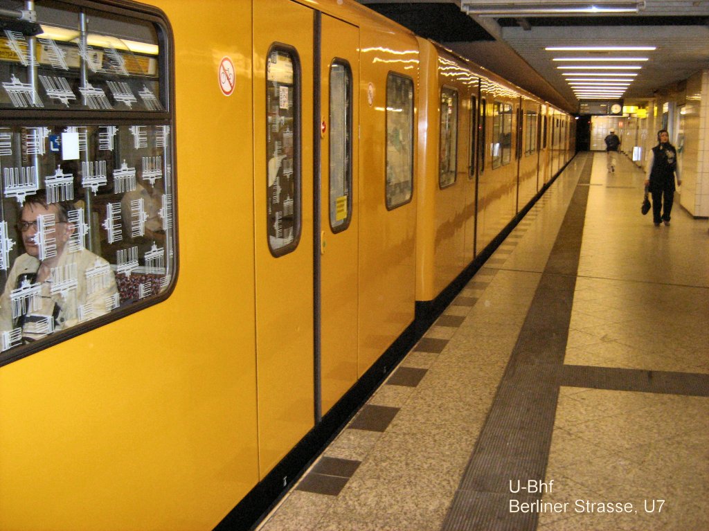 Groprofilzug   im U-Bhf Berliner Strasse